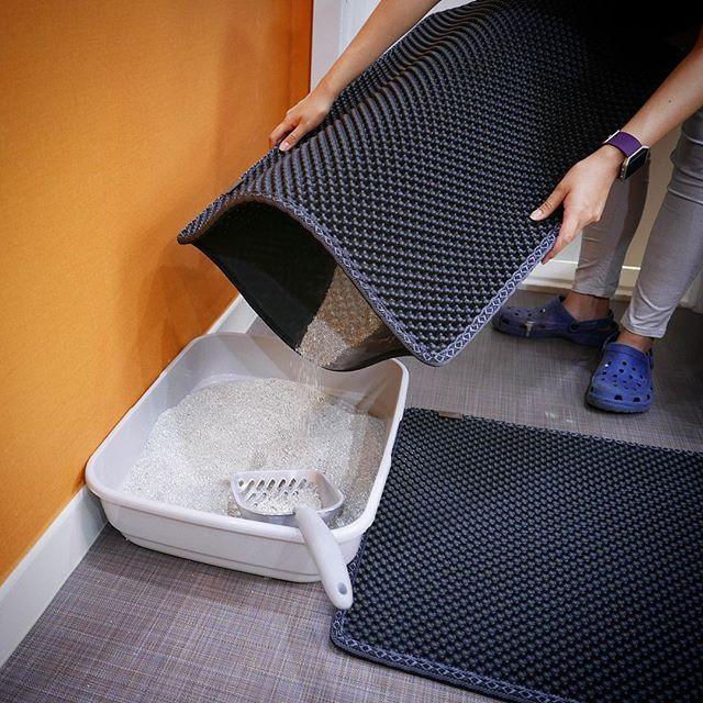 Person pouring litter back into the litter tray with the Premium Cat Litter Mat 